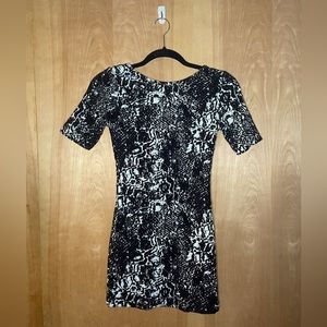H&M Shortsleeve Dress - Size 4